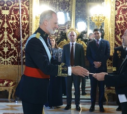 Su Majestad el Rey recibe la Credencial de Timoteo de Jesús Zambrano Guédez, embajador de la República Bolivariana de Venezuela
